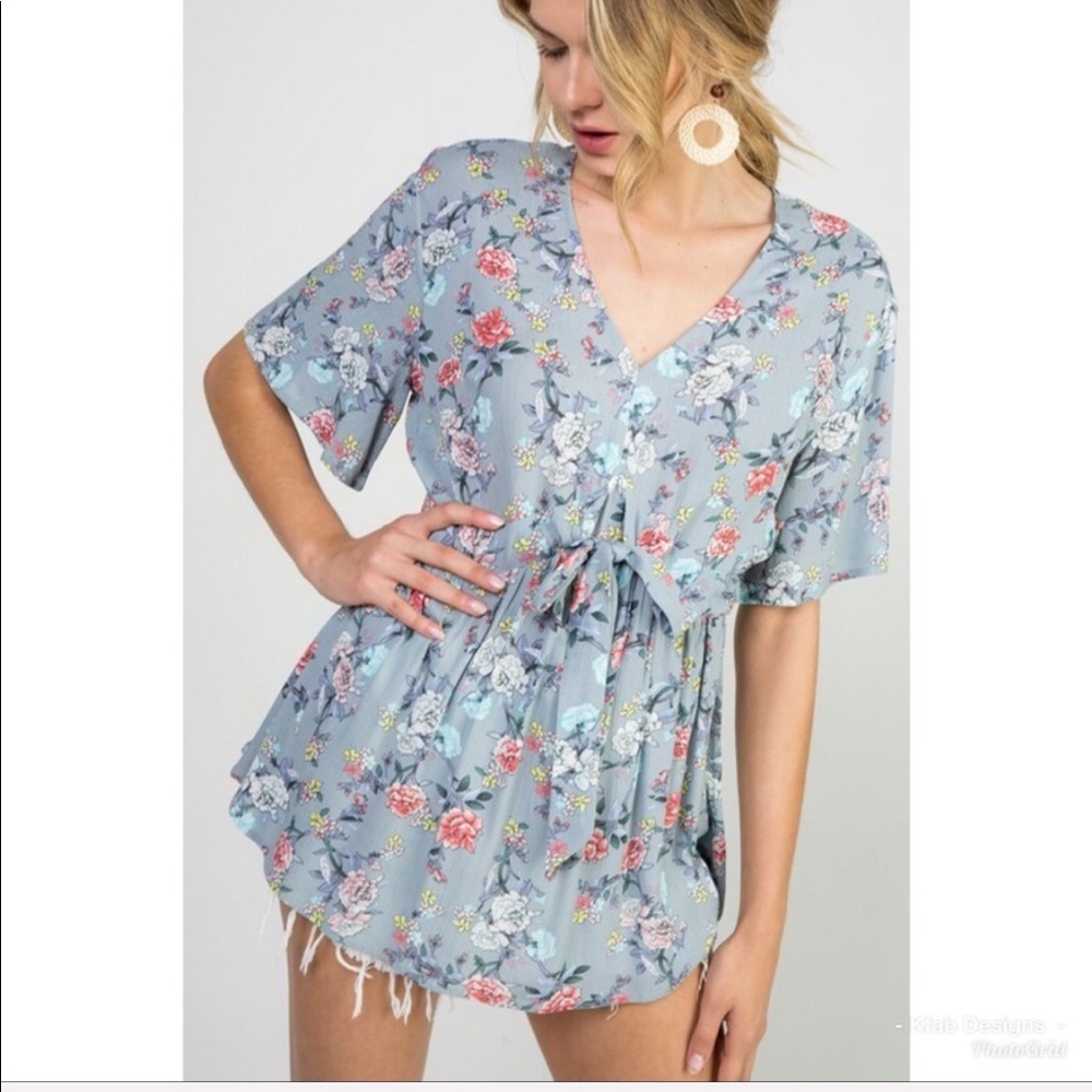 ā¤ļøLAST 1! Floral V Neck Front Tie Top! - Picture 1 of 8